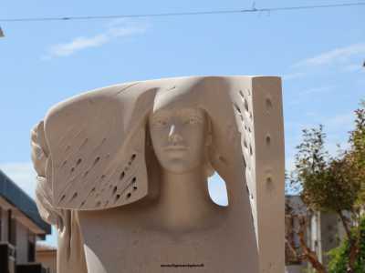 ......con altrettanti volti di una ragazza, scolpiti proprio per dare l'idea di una giovane che si sta voltando